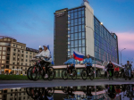 Омичи проехали ночной велопробег в честь Дня флага России