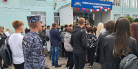 Росгвардейцы обеспечивают безопасность образовательных учреждений в День знаний - Росгвардия