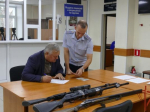 Омичи передают гладкоствольные ружья для борьбы с дронами