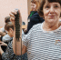 «Серебряный волонтер» передает навыки плетения «браслетов выживания» жителям Таврического района - Министерство труда и социального развития