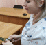 Жителей Таврического района научили плести браслеты выживания для бойцов СВО - 12 канал