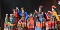 Голограммы, история и народные песни: в Омске показали премьеру перформанса «В Сибирь» - ИА Омскрегион