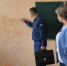 После ремонта в омской школе на стенах обнаружили разводы и отслоившуюся штукатурку - Om1.Ru