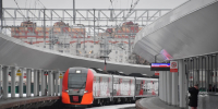 На железнодорожном переезде в Омске автомобиль столкнулся с поездом - Комсомольская Правда