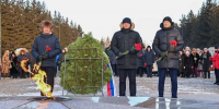 «Единая Россия» почтила память Героев Отечества минутой молчания и возложением цветов к монументам в Парке Победы Омска - Единая Россия