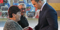 Виталий Хоценко и Сергей Махорин торжественно вручили орден Мужества пограничнику и семье героя - 12 канал