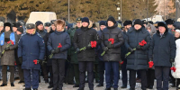 В Омске почтили память Героев Отечества возложением цветов и минутой молчания - 12 канал