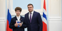 В День Конституции Виталий Хоценко вручил паспорта юным жителям Омской области - ИА Омскрегион