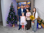 Губернатор Виталий Хоценко исполнил новогодние мечты девочек из многодетной семьи в Таре