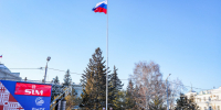 Известные деятели культуры Ирина Лапшина и Иван Шеин подняли флаг России на Рождественском полумарафоне - Минспорт Омской области
