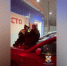 В Омске женщина попыталась помешать эвакуации и запрыгнула на капот автомобиля - Комсомольская Правда