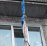 В Омске мужчина застрял на козырьке магазина после неудачной попытки выйти через окно - Om1.Ru