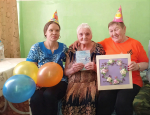 В Таврическом доме-интернате поздравили подопечную с 95-летием