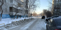 Депутат Дмитрий Шарушинский помогает жителям с уборкой снега на округе - Городской Совет