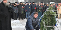 Губернатор Омской области Виталий Хоценко возложил цветы к мемориалам в парке Победы - ИА Омскрегион