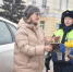 Сотрудники Госавтоинспекции и их юные помощники подарили омским автолюбительницам цветы - ИА Омскрегион