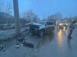 В Омске внедорожник врезался в опору ЛЭП: пострадали водитель и две его дочери