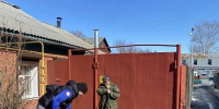 Трудовой десант в действии: студенты и активисты помогли матери бойца СВО. - ТОС Омска
