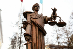 Жителя Омской области, обвиняемого в похищении трех человек, отправили под стражу