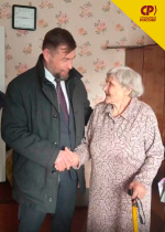 Низкий поклон и обещание на 100 лет: омская долгожительница Дарья Тимофеевна принимает поздравления от Владимира Гуселетова