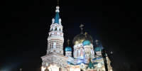 Омский губернатор с супругой и дочерью встретил Пасху в Успенском соборе - ИА Омскрегион