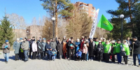 Грабли, метлы и улыбки: представители омских национально-культурных объединений очистили от мусора сквер Дружбы народов - Вечерний Омск