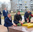 Виталий Хоценко возложил цветы к Вечному Огню мемориального комплекса в поселке Чернолученский - Правительство Омской области