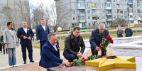 Виталий Хоценко возложил цветы к Вечному Огню мемориального комплекса в поселке Чернолученский - Правительство Омской области