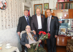 Руководители города поздравили с наступающим Днем Великой Победы ветерана Александра Леонтьевича Быкова.