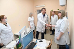 Омский губернатор Хоценко оценил качество ремонта поликлиники в Павлоградке