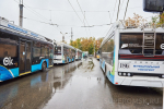 В центре Омска массово встали троллейбусы