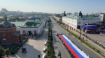 Огромный триколор пронесли по центру Омска в День Государственного флага