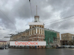 В Омске обратили внимание на обшарпанный дом со шпилем