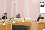 «Не должны отпугивать омичей»: депутат высказался о платных парковках за 125 тысяч в год